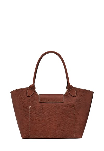 Braune, strukturierte Lederhandtasche mit doppelten Griffen, rechteckiger Form und gestepptem Fronttaschenbereich, vor einem weißen Hintergrund.