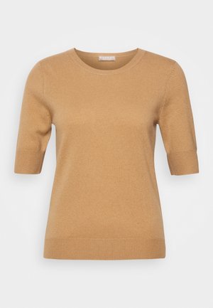 Jasnobrązowy krótki sweter z dzianiny z krótkim rękawem, okrągłym dekoltem oraz prążkowanymi mankietami i dołem, prezentowany na jednolitym jasnym tle.