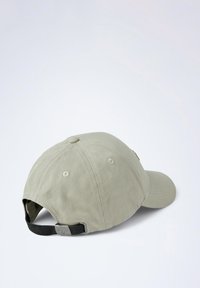 Casquette de baseball kaki avec une visière incurvée, des coutures détaillées, une sangle noire ajustable à l'arrière et un accent en métal.