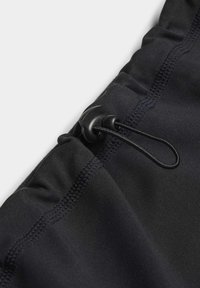 Pantaloni corti sportivi neri con vita elastica e cordino regolabile. Il tessuto è liscio con dettagli di cucitura visibili.