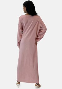 Maxikjole med lange ærmer og afslappet pasform i blødt rosa stof med tekstureret overflade, med rund halsudskæring og ankellang kant.