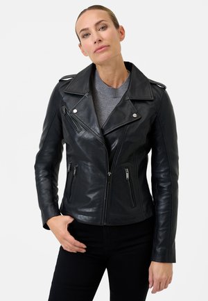 Giubbotto da motociclista in pelle nera con colletto a farfalla, chiusura con zip e due tasche laterali con zip. Texture liscia e design aderente.
