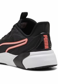Adidași sport negri cu accente roz, exterior din plasă și material sintetic, guler căptușit și talpă albă groasă cu detalii texturate. Logo-ul "PUMA" pe călcâi.