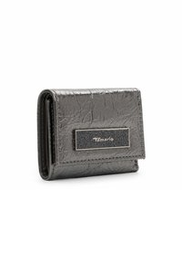 Cartera de cuero sintético gris con una textura arrugada, que presenta un acento en tono plateado y una placa de logotipo negra con purpurina en la parte delantera.