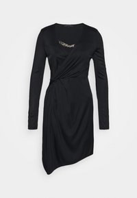 Schwarzes Wickelkleid mit langen Ärmeln, V-Ausschnitt, drapiertem Detail an der Taille und silberner Kettenakzent über der Brust. Glatte Stoffoberfläche.