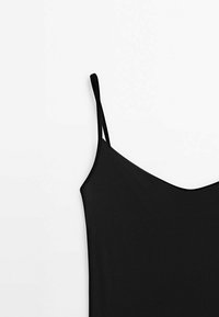 Camisole noir avec des bretelles fines et réglables, présentant un design en V. Le tissu semble lisse et léger sans motifs visibles.