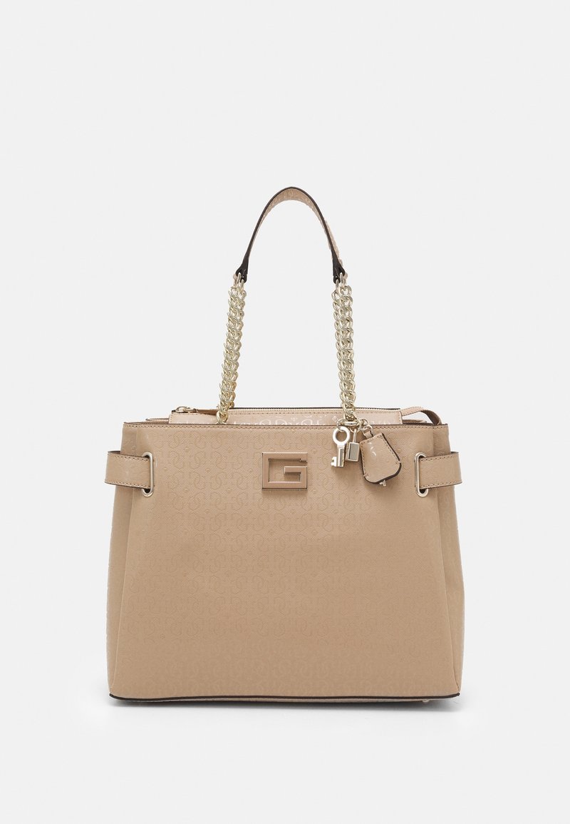 Sac à main beige au design structuré, avec un accent logo, une anse en chaîne et une fermeture éclair. Texture lisse avec des détails de motif subtils.