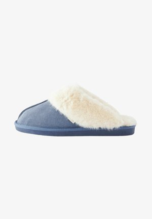 Pantofola blu in suede con un morbido rivestimento in pelliccia crema, design aperto sul retro e suola texturizzata per una presa migliore. Presenta dettagli cuciti.