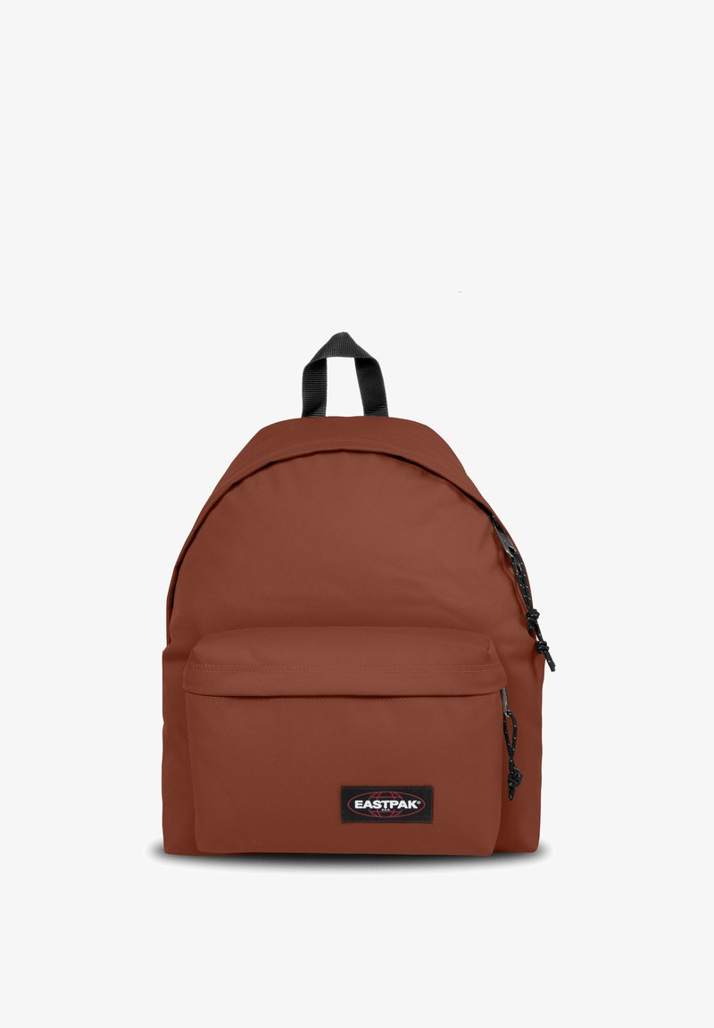 Sac à dos en nylon marron avec dessus arrondi, poche avant et fermeture éclair noire. Comprend des bretelles réglables et le logo Eastpak en bas à l'avant.