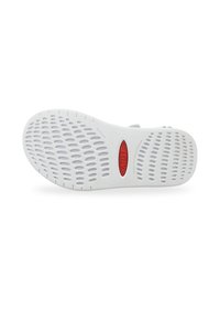 Suela de zapato blanca con una superficie texturizada, que cuenta con numerosos cortes ovalados y un acento de logo rojo. Diseño flexible para un buen agarre y comodidad.
