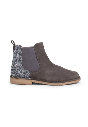 Graue Wildleder-Stiefelette mit einem strukturierten elastischen Seiteneinsatz, glitzerndem Rückenakzent und einer flachen Gummisohle. Ziehlasche hinten für ein einfaches An- und Ausziehen.