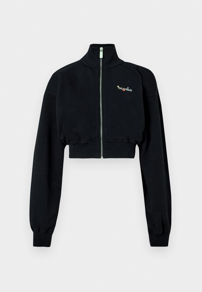 Čierna skrátená bundu na zips vyrobená z mäkkého materiálu, s dlhými rukávmi, vysokým golierom a viacfarebným vyšívaným logom na hrudi.