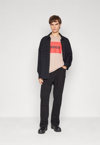 HUGO DULIVE - T-shirts med print - medium beige