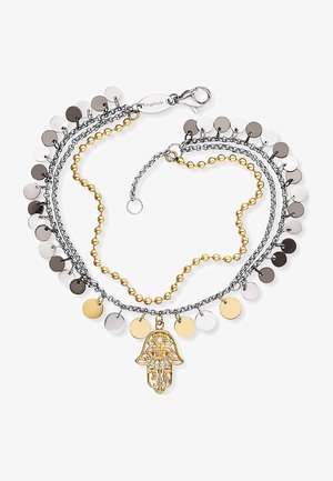 Collana a più colori con strati sovrapposti, caratterizzata da perline metalliche, catene d'argento e un ciondolo a forma di mano dorata al centro. Include dischi rotondi di varie dimensioni.