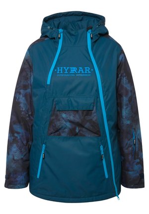 Tyrkis jakke med mørkeblå abstrakte mønstrede ærmer, justerbar hætte, frontlomme og kontrasterende blå lynlåse. "HYRAR" logo printet på brystet.