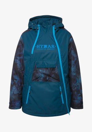 Tyrkis jakke med mørkeblå abstrakte mønstrede ærmer, justerbar hætte, frontlomme og kontrasterende blå lynlåse. "HYRAR" logo printet på brystet.