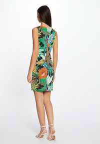 Körperbetontes Kleid mit einem lebhaften Blumenmuster, überwiegend in Grün, Schwarz und Orange. Ärmelloses Design und strukturierter Stoff.