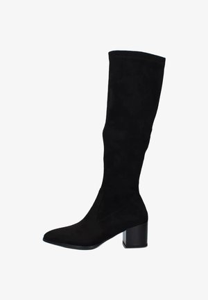 Stivale alto in suede nero con punta quadrata e tacco a blocco, caratterizzato da un design elegante e una superficie liscia. Nessun hardware o dettaglio visibile.