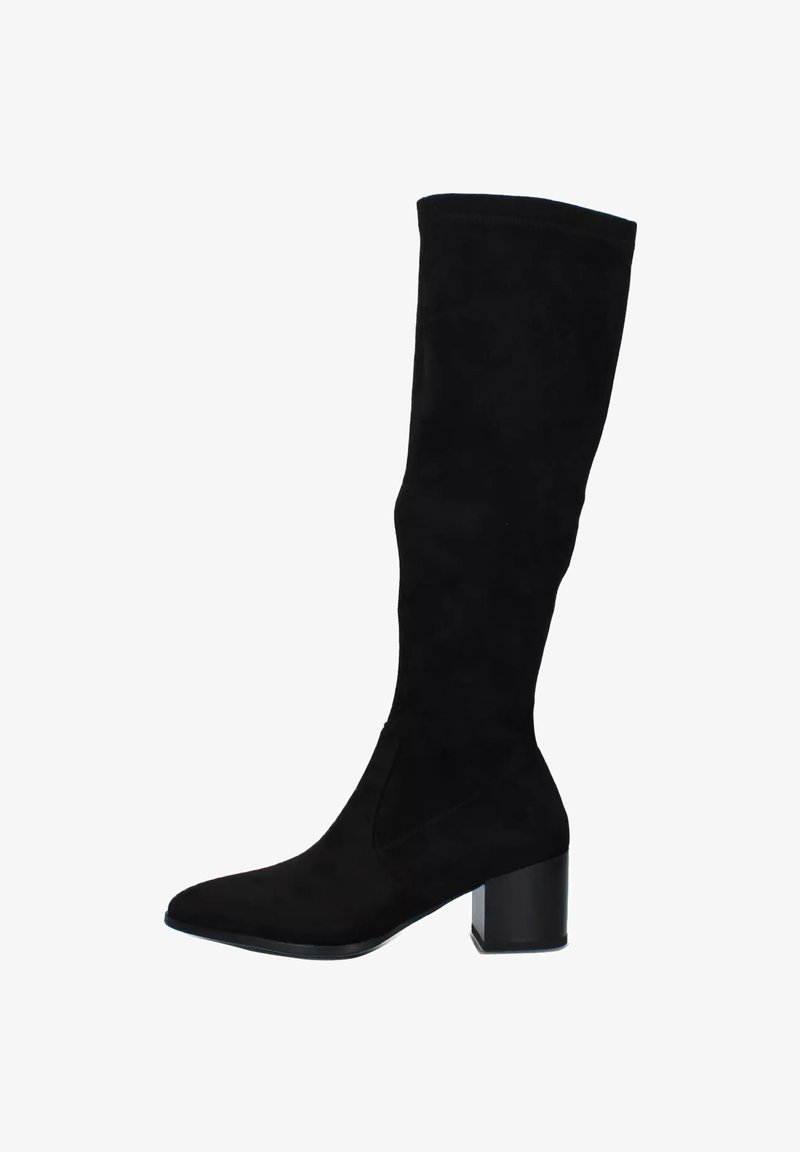 Stivale alto in suede nero con punta quadrata e tacco a blocco, caratterizzato da un design elegante e una superficie liscia. Nessun hardware o dettaglio visibile.