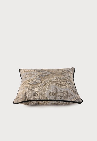 Coussin rectangulaire décoratif avec des motifs floraux et cachemire complexes en beige, gris et marron, et un passepoil noir sur les bords.