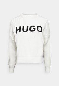 Biały sweter wykonany z dzianiny z prążkowaną strukturą, czarnym napisem "HUGO" z przodu oraz dopasowanymi mankietami z detalem na bocznej metce.