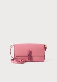 Sac à main en cuir rose avec un fini texturé, doté d'une fermeture à verrou central et d'une bandoulière amovible, sur fond uni.