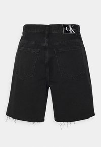 Svarta denimshorts med franskant, femficksdesign och en Calvin Klein-logotagg på den bakre midjebandet. Avslappnad stil.