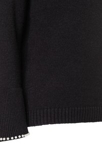 Schwarzer Strickpullover mit gerippten Bündchen, ausgestattet mit einer Reihe von perlenähnlichen Akzenten am Saum, der eine weiche Textur und ein klassisches Design präsentiert.