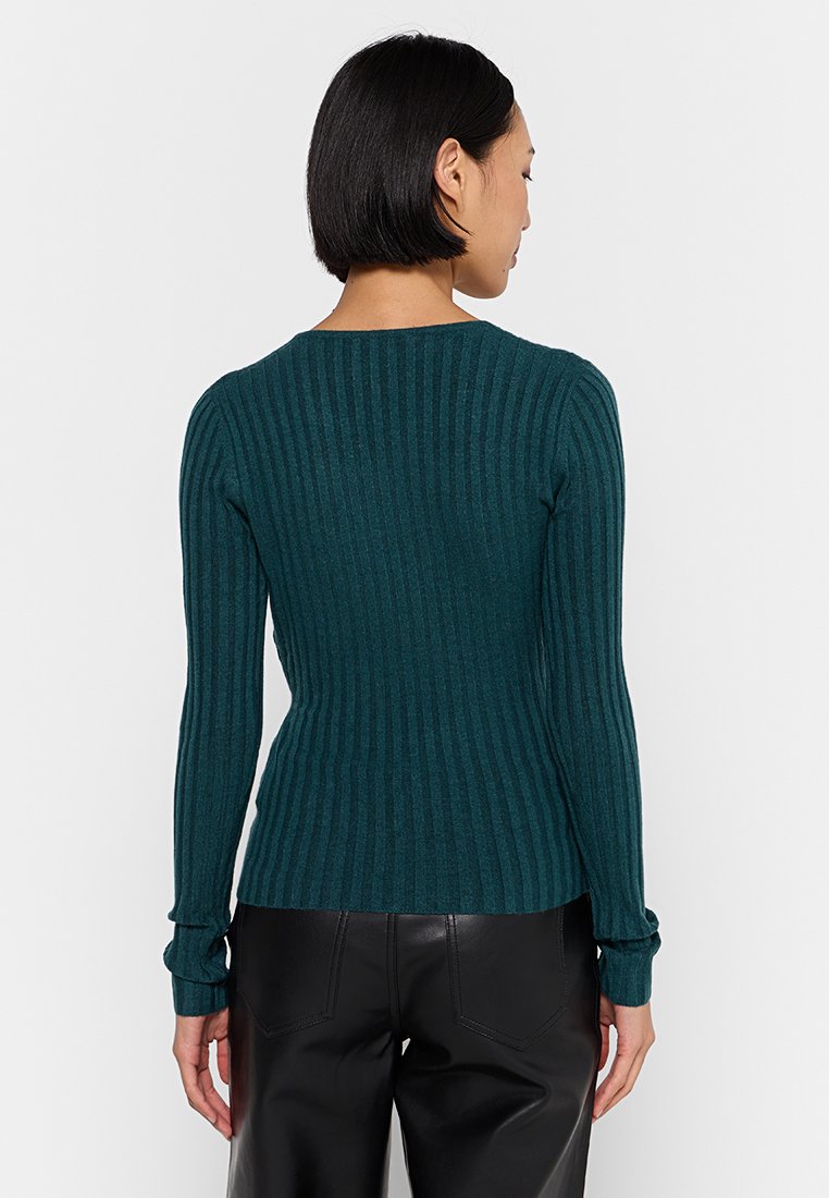 Maglioncino a costine di colore teal con maniche lunghe e scollo a barca, caratterizzato da un design aderente e un tessuto testurizzato.