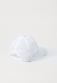 Fehér baseball sapka hálós hátsó résszel, ívelt karimával, állítható pánttal és kis szellőzőlyukakkal, könnyű kialakítást biztosít.