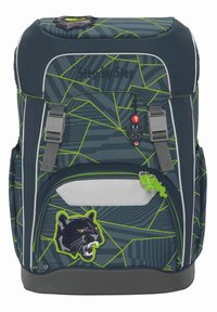 Dunkelblauer Rucksack mit grünen geometrischen Mustern, ausgestattet mit zwei grauen Riemen, einem Panther-Patch und Reißverschlussanhängern in kontrastierenden Farben.