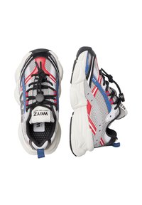 Un paio di scarpe da ginnastica atletiche con tessuto in rete, accenti rossi e blu, lacci elastici neri con sistema a toggle e suole bianche spesse, mostrati dall'alto e di lato.