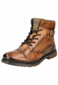 Botas de tobillo de cuero marrón con una superficie texturizada, diseño con cordones, detalle de hebilla de bronce y suela de goma oscura. Marca visible en el lateral.