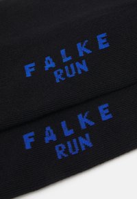 Čierna pletená látka s textom "FALKE RUN" v modrej farbe, umiestneným výrazne na povrchu. Jemná textúra s hladkým povrchom.