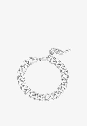 Sølv chunky kæde armbånd med en hummerlås og et lille rektangulært mærkat mærket "YOKOAMii" på en hvid baggrund.