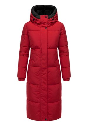 Czerwony, długi, pikowany płaszcz z czarnym kapturem, z zapięciem na guziki, elastycznymi mankietami i pikowaną strukturą zapewniającą izolację.