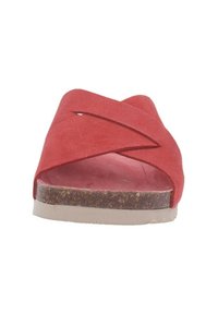 Sandalo slide rosso in suede con cinghie incrociate, fodera interna imbottita e suola con texture in sughero per comfort e supporto.