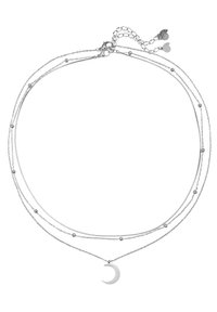 Collana a strati in argento con tre catene, perline rotonde e un pendente a luna crescente. Chiusura regolabile con dettagli decorativi.