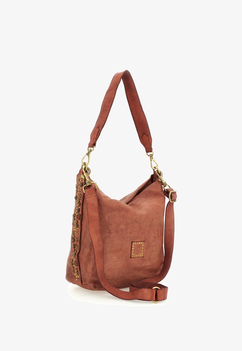 Borsa hobo in pelle marrone con una texture morbida, caratterizzata da un motivo decorativo di perline colorate su un lato e una tracolla removibile.