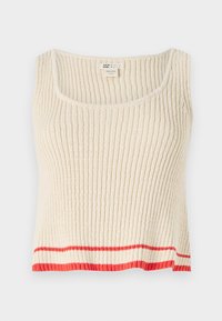 Kremfarget ribbet tanktop med scoop-hals og en rød horisontal stripe i kanten. Myk, strukturert stoff med en avslappet passform.