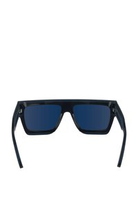 Occhiali da sole con lenti blu scuro, montatura quadrata in plastica nera lucida e stanghette sottili con dettagli minimi.