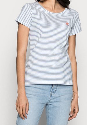 T-shirt a righe in cotone azzurro chiaro e bianco, con maniche corte e scollo rotondo. Include un piccolo emblema a stella rossa sul petto.