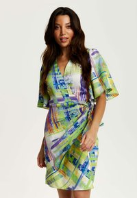 Liquorish ABSTRACT MIDI WITH SHORT SLEEVES - Day dress - green