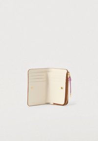 Pieni beige nahkalompakko avoinna, jossa näkyy korttipaikkoja ja kultainen vetoketju laventelinvärisellä vetotapilla valkoisella taustalla.