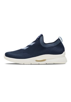 Marineblauwe brei sneakers met een textuurupper, witte tussenzool, elastische kraag en lichtblauwe accenten in een gestroomlijnd, instapontwerp.
