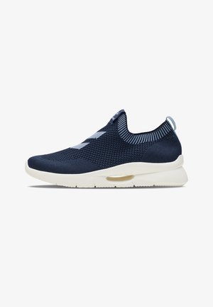 Marinefarbene Strick-Sneaker mit einer strukturierten Oberseite, weißer Zwischensohle, elastischem Kragen und hellblauen Akzenten in einem schlanken, zum Hineinschlüpfen entworfenen Design.