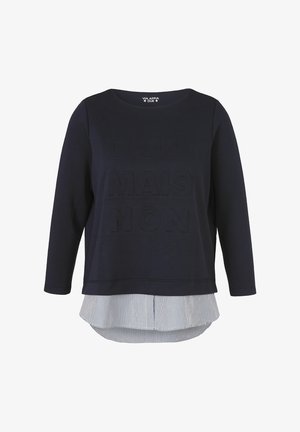 Marineblaues Langarmshirt mit erhabenen Schriftzügen und einem mehrlagigen Saum, der ein weißes und marineblau gestreiftes vertikales Stoffdetail zeigt.