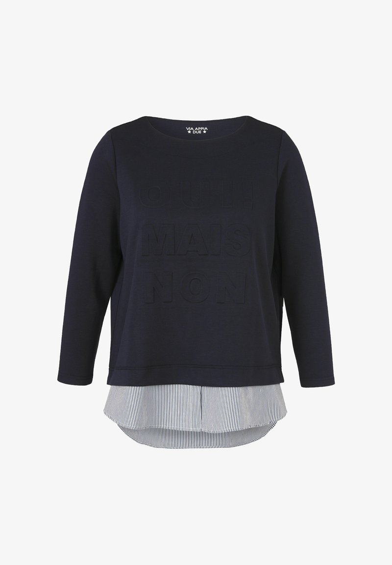 Marineblaues Langarmshirt mit erhabenen Schriftzügen und einem mehrlagigen Saum, der ein weißes und marineblau gestreiftes vertikales Stoffdetail zeigt.