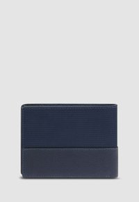 Billetera de color azul marino con tela texturizada y acentos de cuero liso. Presenta una forma rectangular con una banda inferior en contraste y detalles de costura.