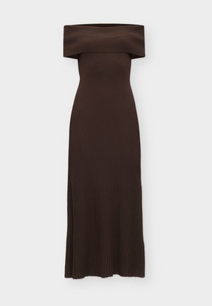 Tmavě hnědé, odhalené rameny, žebrované pletené šaty se složeným výstřihem a přiléhavým živůtkem, který přechází do dlouhé, rovné sukně.
